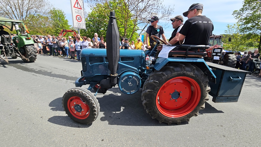 Bulldogtreffen in Kirchenpingarten... die Ausfahrt um 13:30Uhr.
Hunderte Oldtimer-Schlepper nahmen an der Rundfahrt teil.
Zahlreiche Besucher staunten und jubelten den Schleppern und deren Fahrern zu.