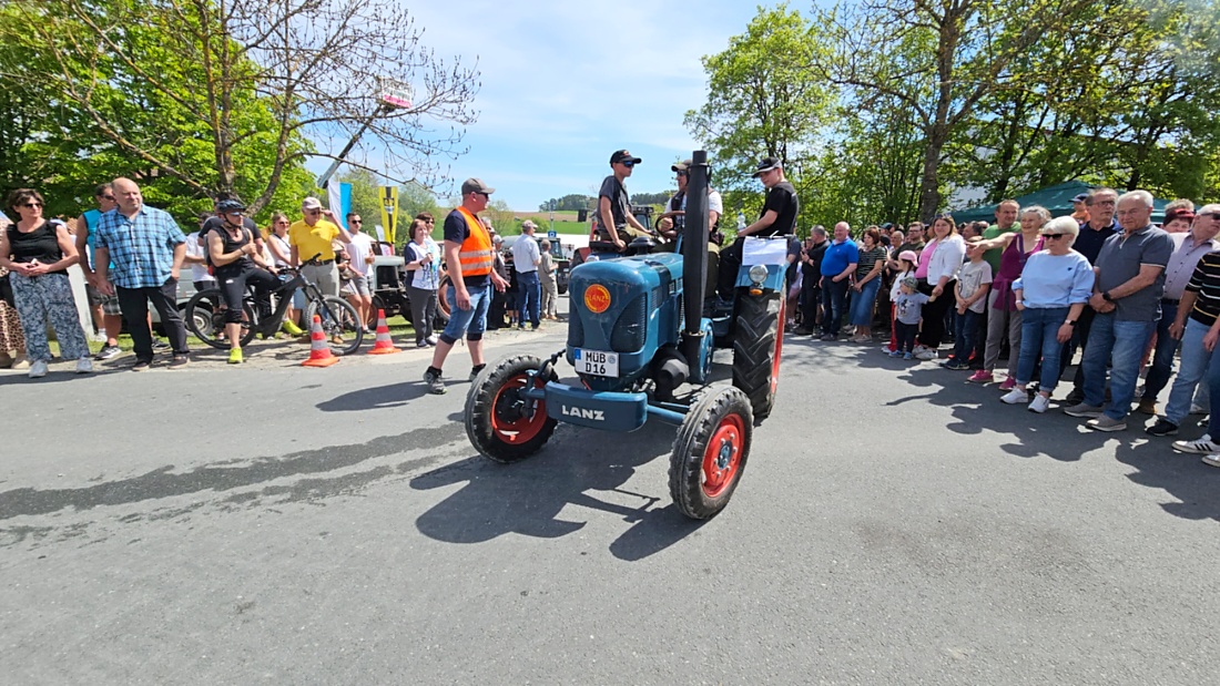Bulldogtreffen in Kirchenpingarten... die Ausfahrt um 13:30Uhr.
Hunderte Oldtimer-Schlepper nahmen an der Rundfahrt teil.
Zahlreiche Besucher staunten und jubelten den Schleppern und deren Fahrern zu.