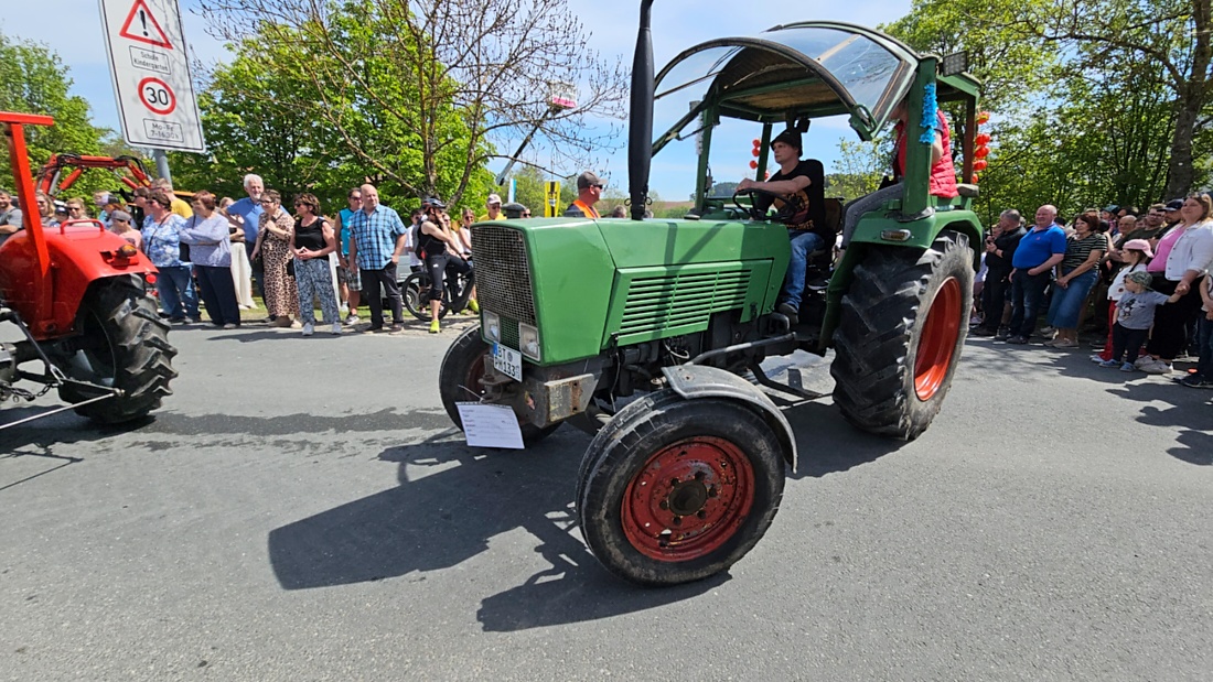 Bulldogtreffen in Kirchenpingarten... die Ausfahrt um 13:30Uhr.
Hunderte Oldtimer-Schlepper nahmen an der Rundfahrt teil.
Zahlreiche Besucher staunten und jubelten den Schleppern und deren Fahrern zu.