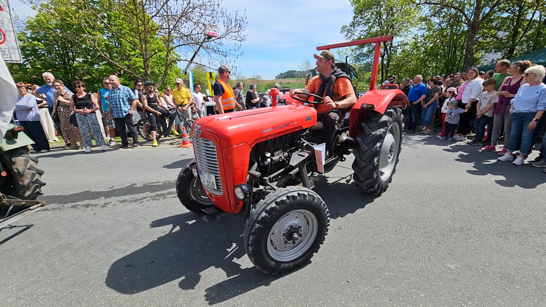 Bulldogtreffen in Kirchenpingarten... die Ausfahrt um 13:30Uhr.
Hunderte Oldtimer-Schlepper nahmen an der Rundfahrt teil.
Zahlreiche Besucher staunten und jubelten den Schleppern und deren Fahrern zu.