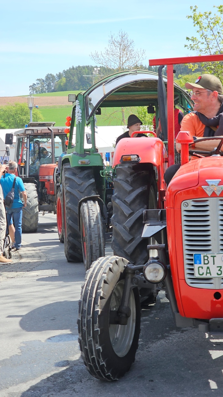 Bulldogtreffen in Kirchenpingarten... die Ausfahrt um 13:30Uhr.
Hunderte Oldtimer-Schlepper nahmen an der Rundfahrt teil.
Zahlreiche Besucher staunten und jubelten den Schleppern und deren Fahrern zu.