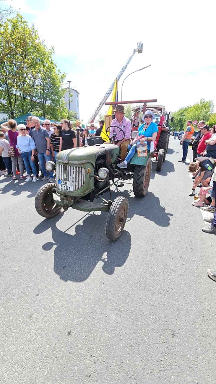 Bulldogtreffen in Kirchenpingarten... die Ausfahrt um 13:30Uhr.
Hunderte Oldtimer-Schlepper nahmen an der Rundfahrt teil.
Zahlreiche Besucher staunten und jubelten den Schleppern und deren Fahrern zu.