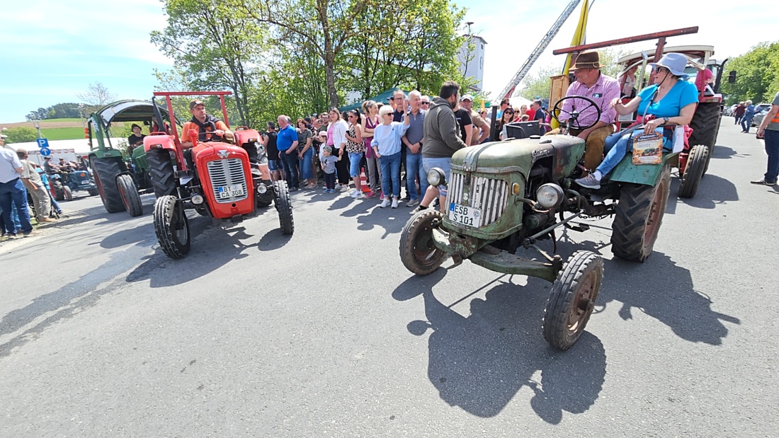 Bulldogtreffen in Kirchenpingarten... die Ausfahrt um 13:30Uhr.
Hunderte Oldtimer-Schlepper nahmen an der Rundfahrt teil.
Zahlreiche Besucher staunten und jubelten den Schleppern und deren Fahrern zu.