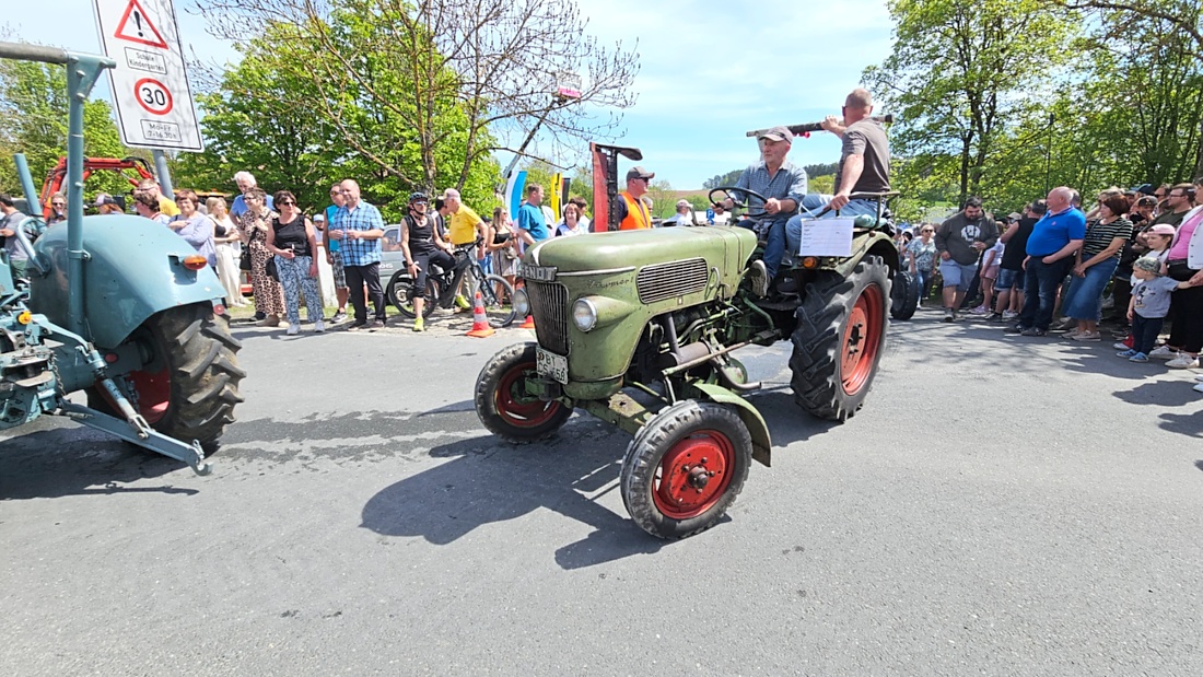 Bulldogtreffen in Kirchenpingarten... die Ausfahrt um 13:30Uhr.
Hunderte Oldtimer-Schlepper nahmen an der Rundfahrt teil.
Zahlreiche Besucher staunten und jubelten den Schleppern und deren Fahrern zu.