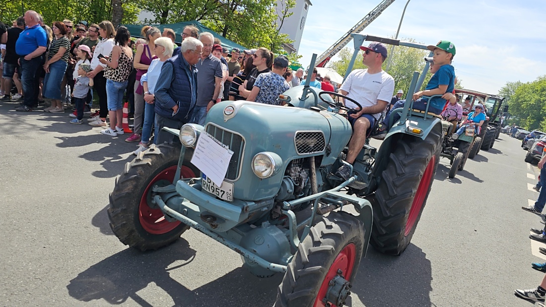 Bulldogtreffen in Kirchenpingarten... die Ausfahrt um 13:30Uhr.
Hunderte Oldtimer-Schlepper nahmen an der Rundfahrt teil.
Zahlreiche Besucher staunten und jubelten den Schleppern und deren Fahrern zu.