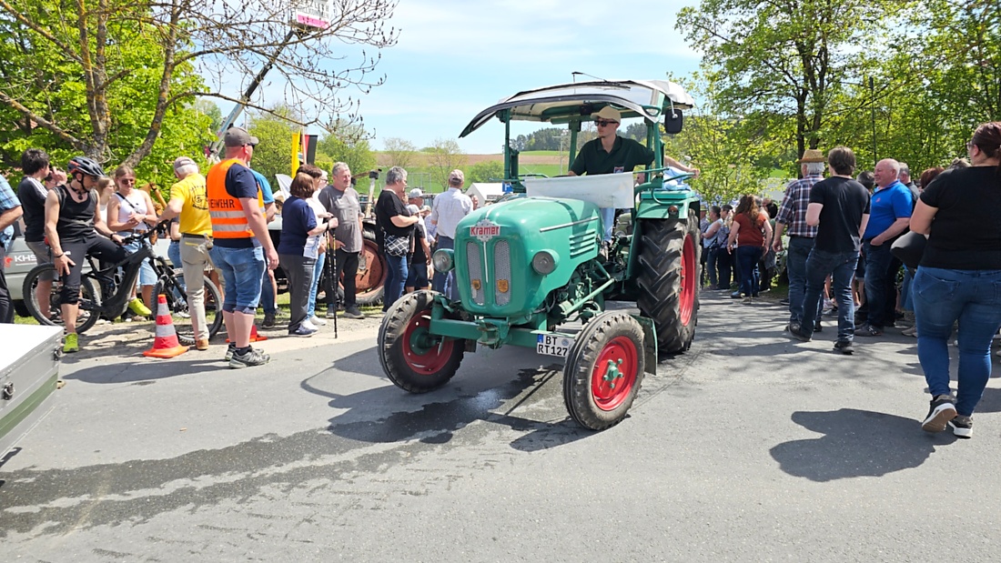 Bulldogtreffen in Kirchenpingarten... die Ausfahrt um 13:30Uhr.
Hunderte Oldtimer-Schlepper nahmen an der Rundfahrt teil.
Zahlreiche Besucher staunten und jubelten den Schleppern und deren Fahrern zu.