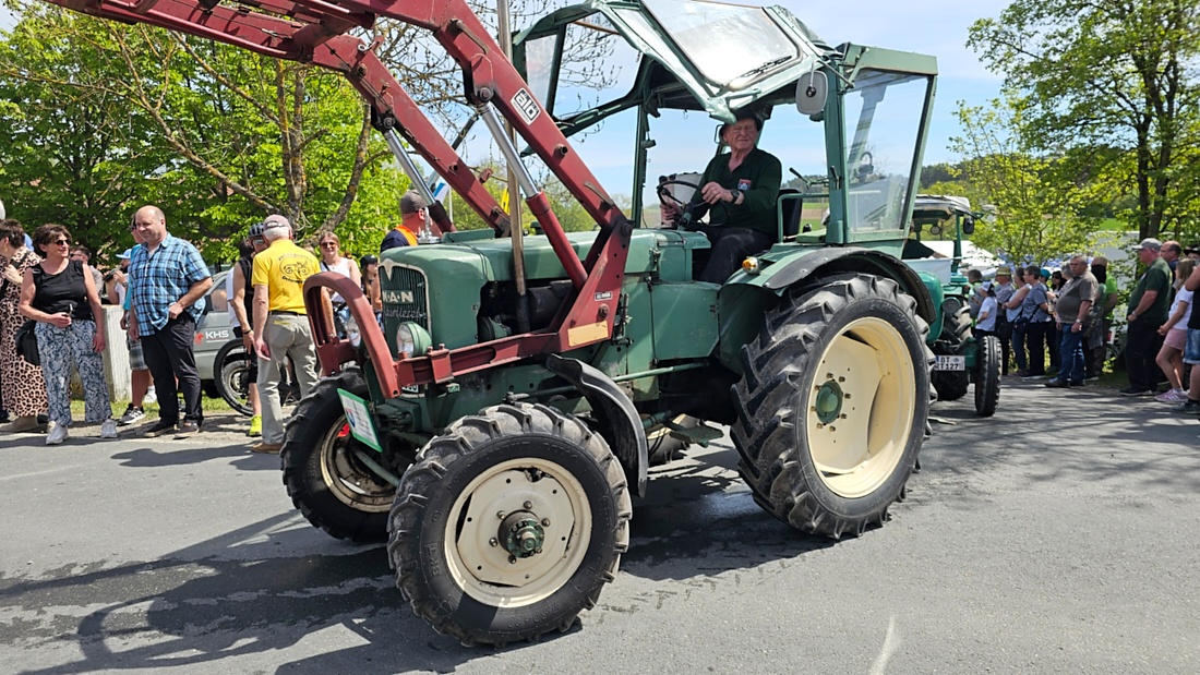 Bulldogtreffen in Kirchenpingarten... die Ausfahrt um 13:30Uhr.
Hunderte Oldtimer-Schlepper nahmen an der Rundfahrt teil.
Zahlreiche Besucher staunten und jubelten den Schleppern und deren Fahrern zu.