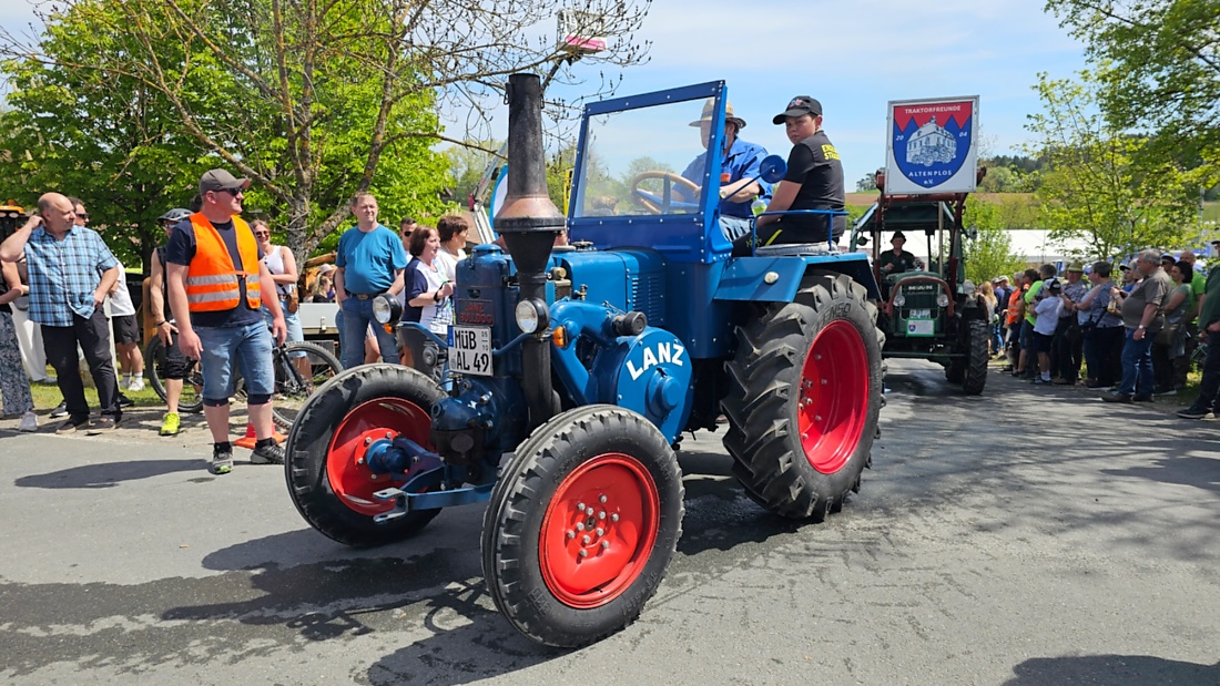 Bulldogtreffen in Kirchenpingarten... die Ausfahrt um 13:30Uhr.
Hunderte Oldtimer-Schlepper nahmen an der Rundfahrt teil.
Zahlreiche Besucher staunten und jubelten den Schleppern und deren Fahrern zu.