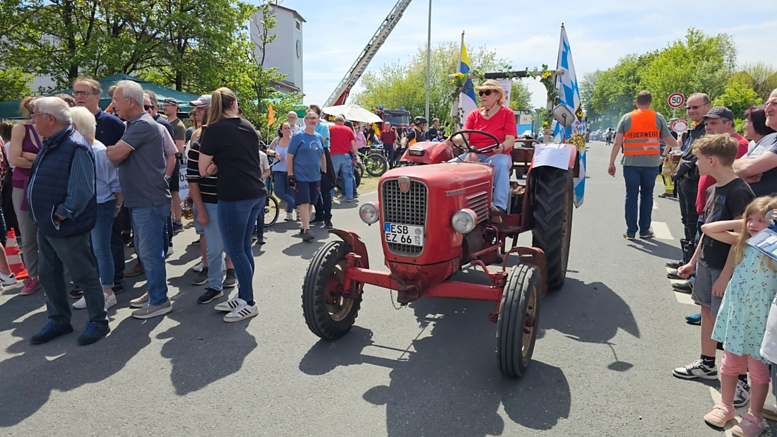 Bulldogtreffen in Kirchenpingarten... die Ausfahrt um 13:30Uhr.
Hunderte Oldtimer-Schlepper nahmen an der Rundfahrt teil.
Zahlreiche Besucher staunten und jubelten den Schleppern und deren Fahrern zu.