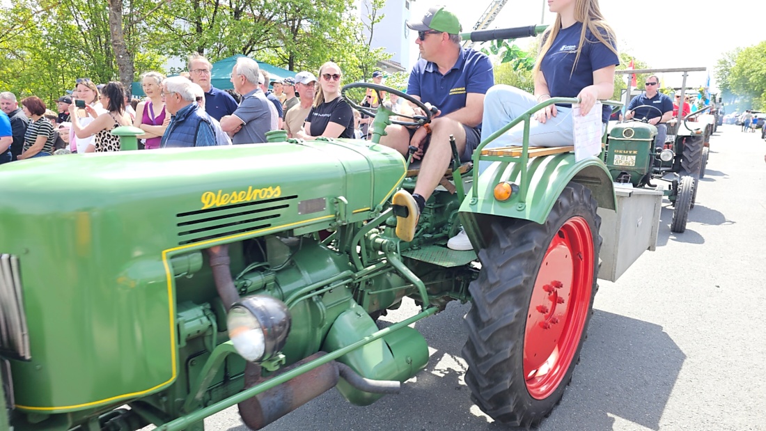 Bulldogtreffen in Kirchenpingarten... die Ausfahrt um 13:30Uhr.
Hunderte Oldtimer-Schlepper nahmen an der Rundfahrt teil.
Zahlreiche Besucher staunten und jubelten den Schleppern und deren Fahrern zu.