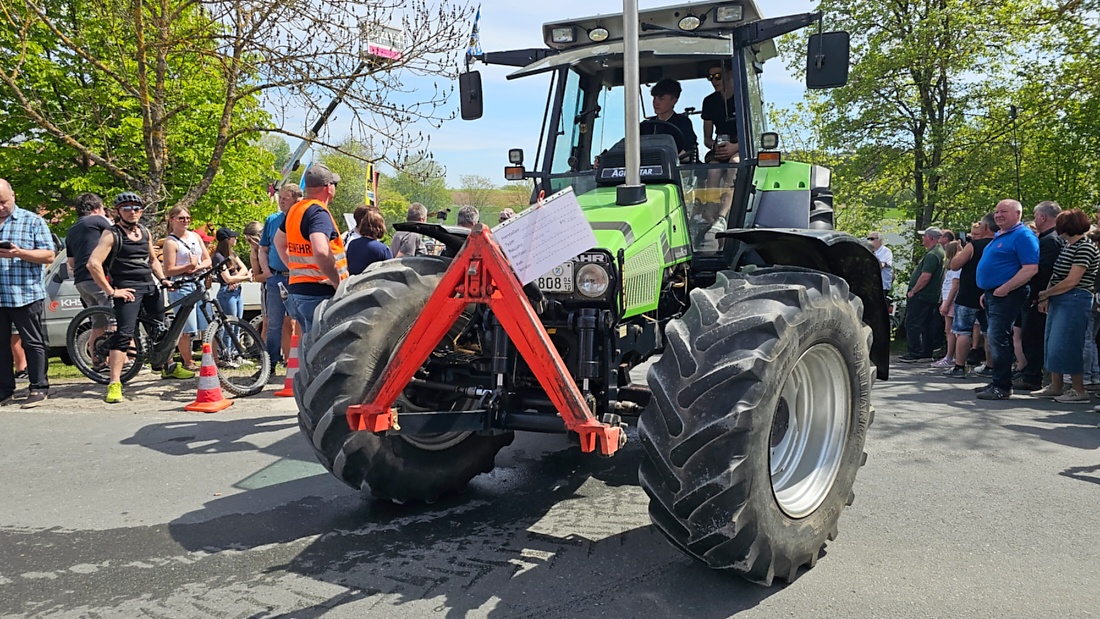 Bulldogtreffen in Kirchenpingarten... die Ausfahrt um 13:30Uhr.
Hunderte Oldtimer-Schlepper nahmen an der Rundfahrt teil.
Zahlreiche Besucher staunten und jubelten den Schleppern und deren Fahrern zu.