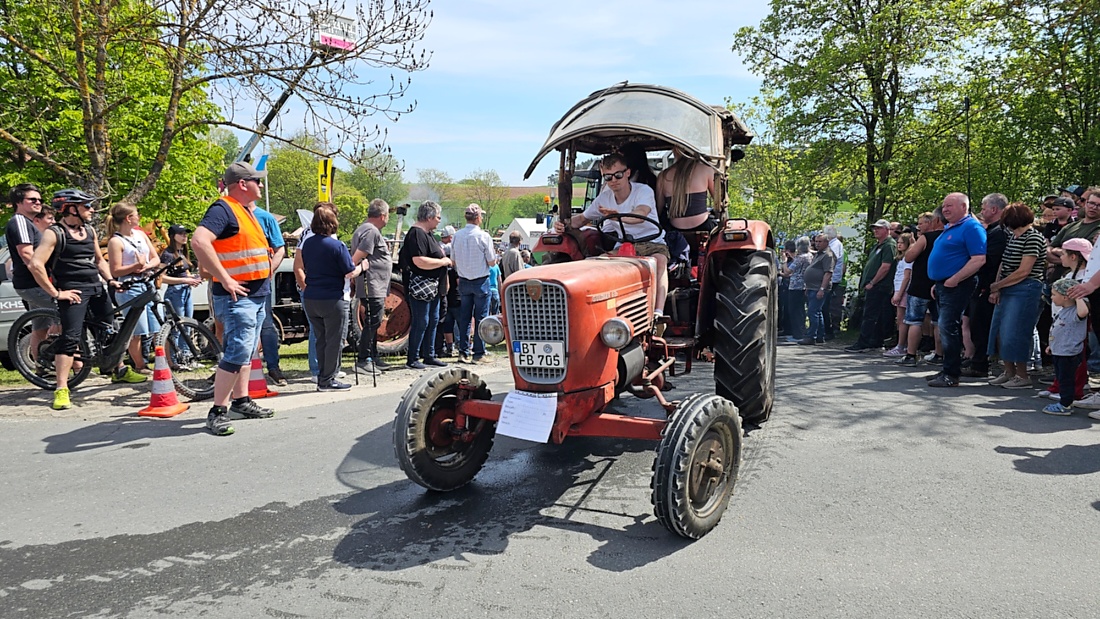 Bulldogtreffen in Kirchenpingarten... die Ausfahrt um 13:30Uhr.
Hunderte Oldtimer-Schlepper nahmen an der Rundfahrt teil.
Zahlreiche Besucher staunten und jubelten den Schleppern und deren Fahrern zu.