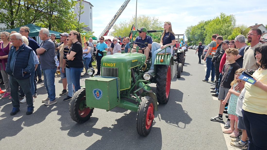 Bulldogtreffen in Kirchenpingarten... die Ausfahrt um 13:30Uhr.
Hunderte Oldtimer-Schlepper nahmen an der Rundfahrt teil.
Zahlreiche Besucher staunten und jubelten den Schleppern und deren Fahrern zu.