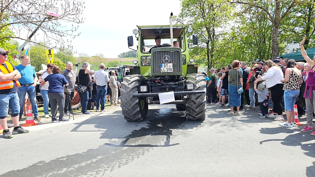 Bulldogtreffen in Kirchenpingarten... die Ausfahrt um 13:30Uhr.
Hunderte Oldtimer-Schlepper nahmen an der Rundfahrt teil.
Zahlreiche Besucher staunten und jubelten den Schleppern und deren Fahrern zu.
