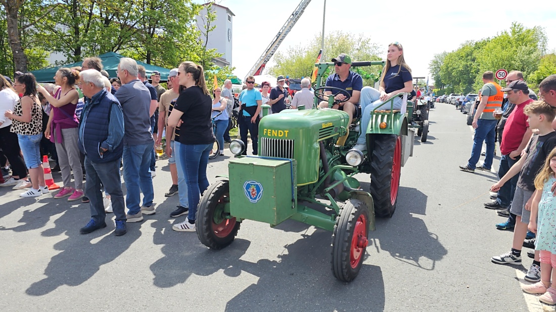 Bulldogtreffen in Kirchenpingarten... die Ausfahrt um 13:30Uhr.
Hunderte Oldtimer-Schlepper nahmen an der Rundfahrt teil.
Zahlreiche Besucher staunten und jubelten den Schleppern und deren Fahrern zu.