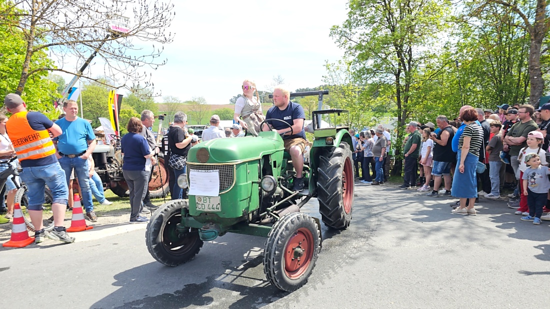 Bulldogtreffen in Kirchenpingarten... die Ausfahrt um 13:30Uhr.
Hunderte Oldtimer-Schlepper nahmen an der Rundfahrt teil.
Zahlreiche Besucher staunten und jubelten den Schleppern und deren Fahrern zu.