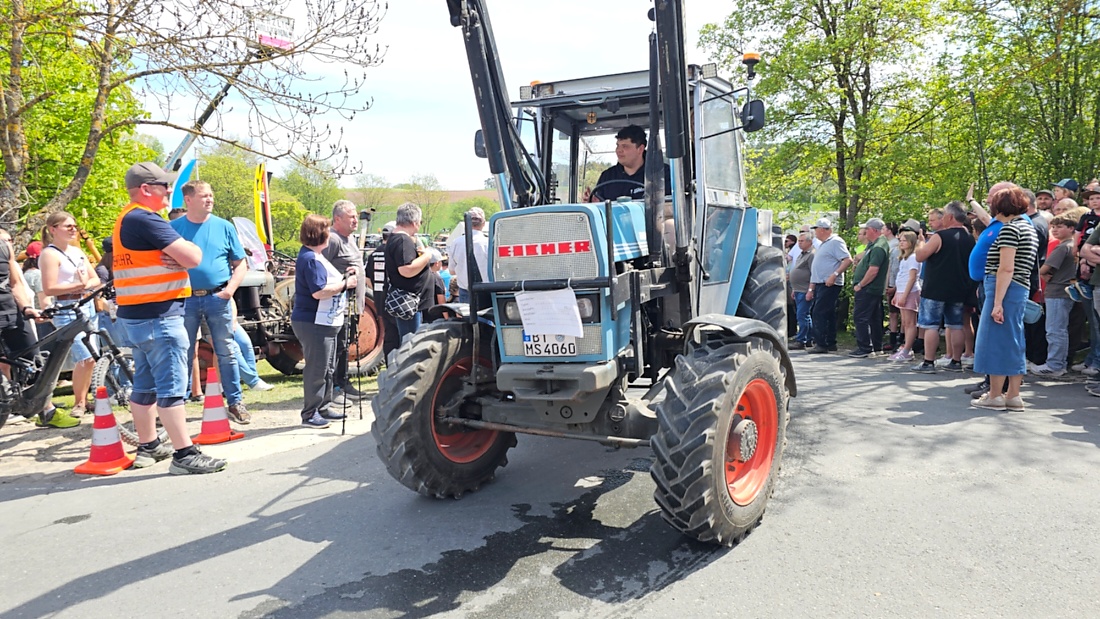 Bulldogtreffen in Kirchenpingarten... die Ausfahrt um 13:30Uhr.
Hunderte Oldtimer-Schlepper nahmen an der Rundfahrt teil.
Zahlreiche Besucher staunten und jubelten den Schleppern und deren Fahrern zu.
