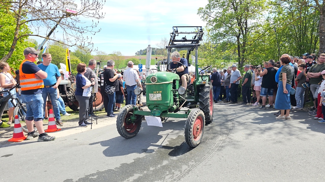 Bulldogtreffen in Kirchenpingarten... die Ausfahrt um 13:30Uhr.
Hunderte Oldtimer-Schlepper nahmen an der Rundfahrt teil.
Zahlreiche Besucher staunten und jubelten den Schleppern und deren Fahrern zu.