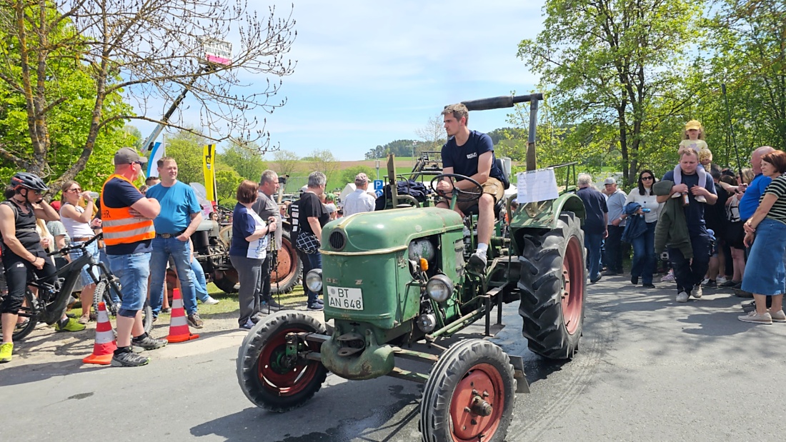Bulldogtreffen in Kirchenpingarten... die Ausfahrt um 13:30Uhr.
Hunderte Oldtimer-Schlepper nahmen an der Rundfahrt teil.
Zahlreiche Besucher staunten und jubelten den Schleppern und deren Fahrern zu.