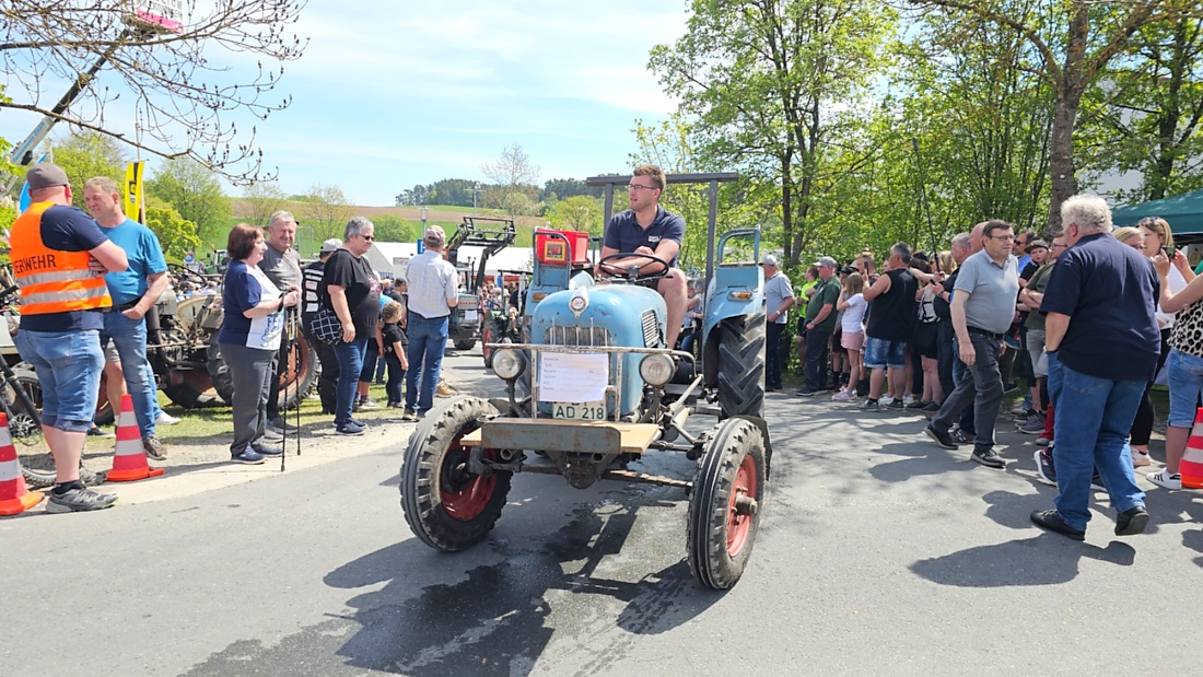 Bulldogtreffen in Kirchenpingarten... die Ausfahrt um 13:30Uhr.
Hunderte Oldtimer-Schlepper nahmen an der Rundfahrt teil.
Zahlreiche Besucher staunten und jubelten den Schleppern und deren Fahrern zu.