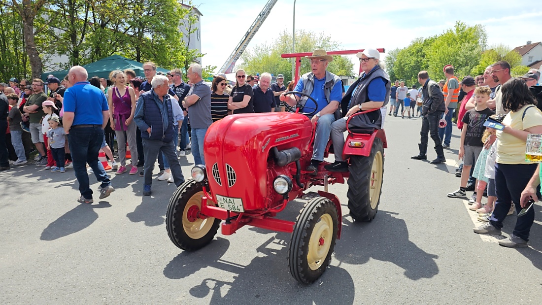 Bulldogtreffen in Kirchenpingarten... die Ausfahrt um 13:30Uhr.
Hunderte Oldtimer-Schlepper nahmen an der Rundfahrt teil.
Zahlreiche Besucher staunten und jubelten den Schleppern und deren Fahrern zu.