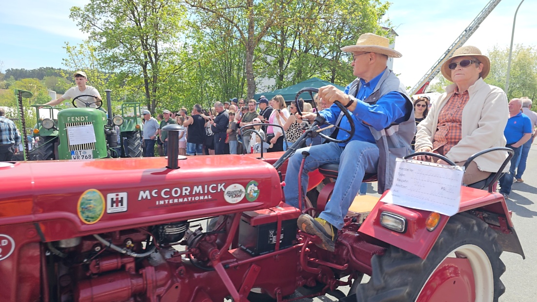 Bulldogtreffen in Kirchenpingarten... die Ausfahrt um 13:30Uhr.
Hunderte Oldtimer-Schlepper nahmen an der Rundfahrt teil.
Zahlreiche Besucher staunten und jubelten den Schleppern und deren Fahrern zu.
