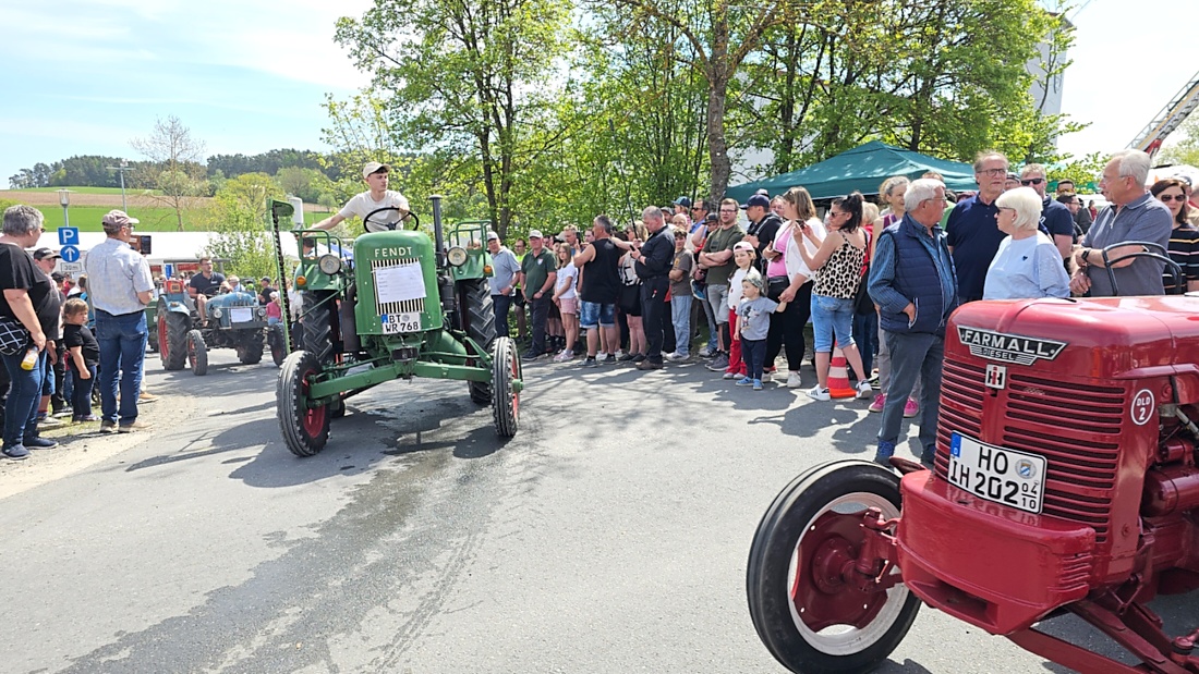 Bulldogtreffen in Kirchenpingarten... die Ausfahrt um 13:30Uhr.
Hunderte Oldtimer-Schlepper nahmen an der Rundfahrt teil.
Zahlreiche Besucher staunten und jubelten den Schleppern und deren Fahrern zu.