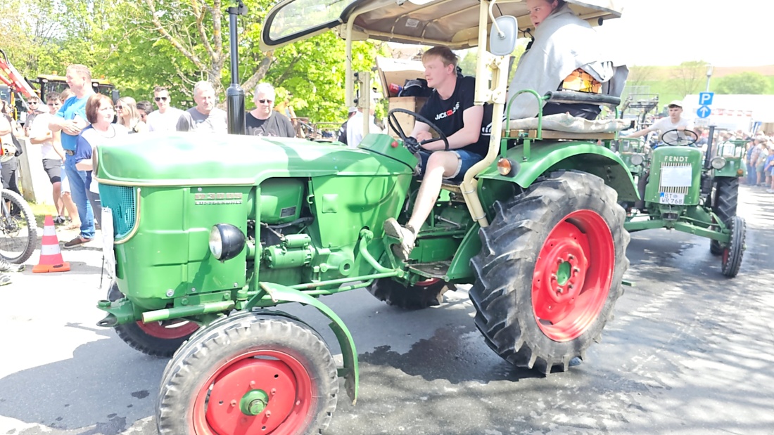 Bulldogtreffen in Kirchenpingarten... die Ausfahrt um 13:30Uhr.
Hunderte Oldtimer-Schlepper nahmen an der Rundfahrt teil.
Zahlreiche Besucher staunten und jubelten den Schleppern und deren Fahrern zu.