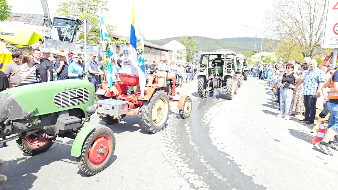 Bulldogtreffen in Kirchenpingarten... die Ausfahrt um 13:30Uhr.
Hunderte Oldtimer-Schlepper nahmen an der Rundfahrt teil.
Zahlreiche Besucher staunten und jubelten den Schleppern und deren Fahrern zu.
