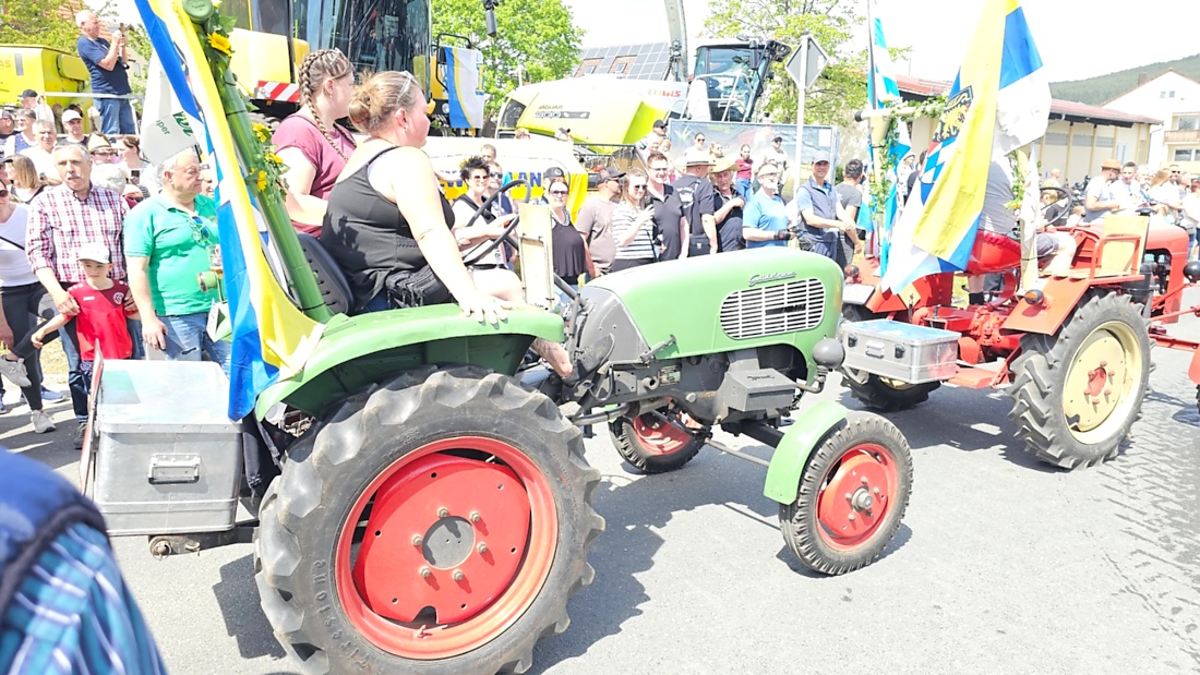Bulldogtreffen in Kirchenpingarten... die Ausfahrt um 13:30Uhr.
Hunderte Oldtimer-Schlepper nahmen an der Rundfahrt teil.
Zahlreiche Besucher staunten und jubelten den Schleppern und deren Fahrern zu.
