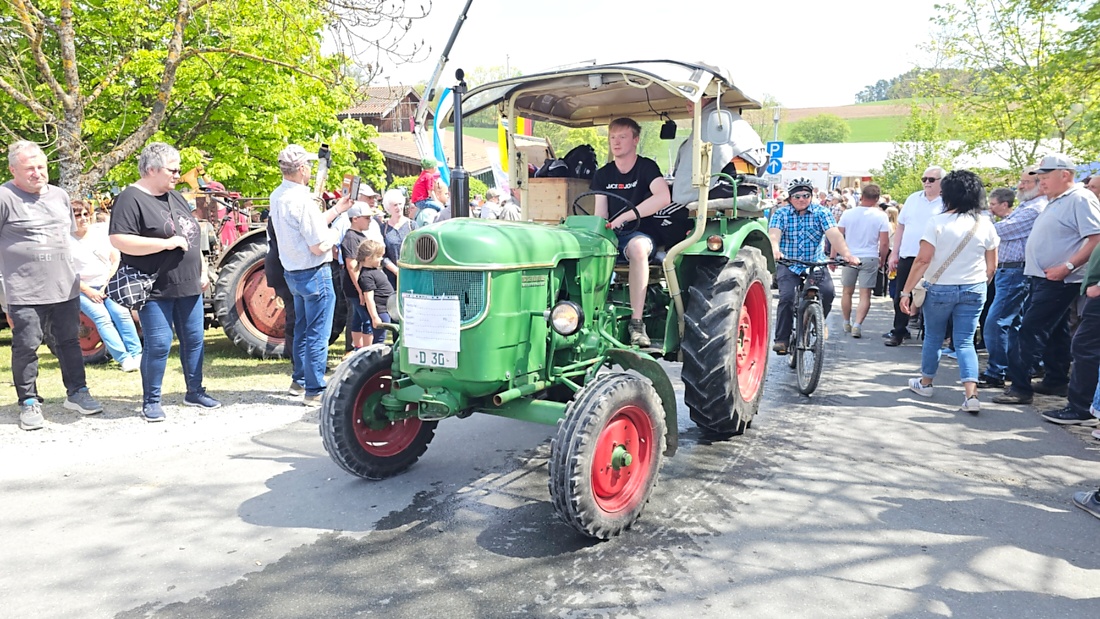 Bulldogtreffen in Kirchenpingarten... die Ausfahrt um 13:30Uhr.
Hunderte Oldtimer-Schlepper nahmen an der Rundfahrt teil.
Zahlreiche Besucher staunten und jubelten den Schleppern und deren Fahrern zu.