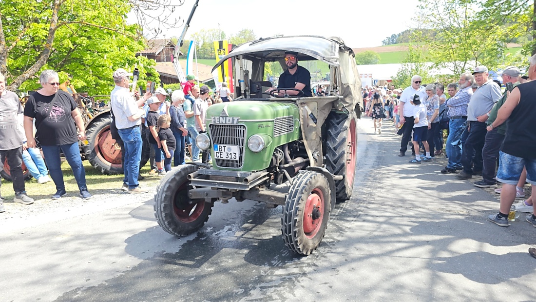 Bulldogtreffen in Kirchenpingarten... die Ausfahrt um 13:30Uhr.
Hunderte Oldtimer-Schlepper nahmen an der Rundfahrt teil.
Zahlreiche Besucher staunten und jubelten den Schleppern und deren Fahrern zu.