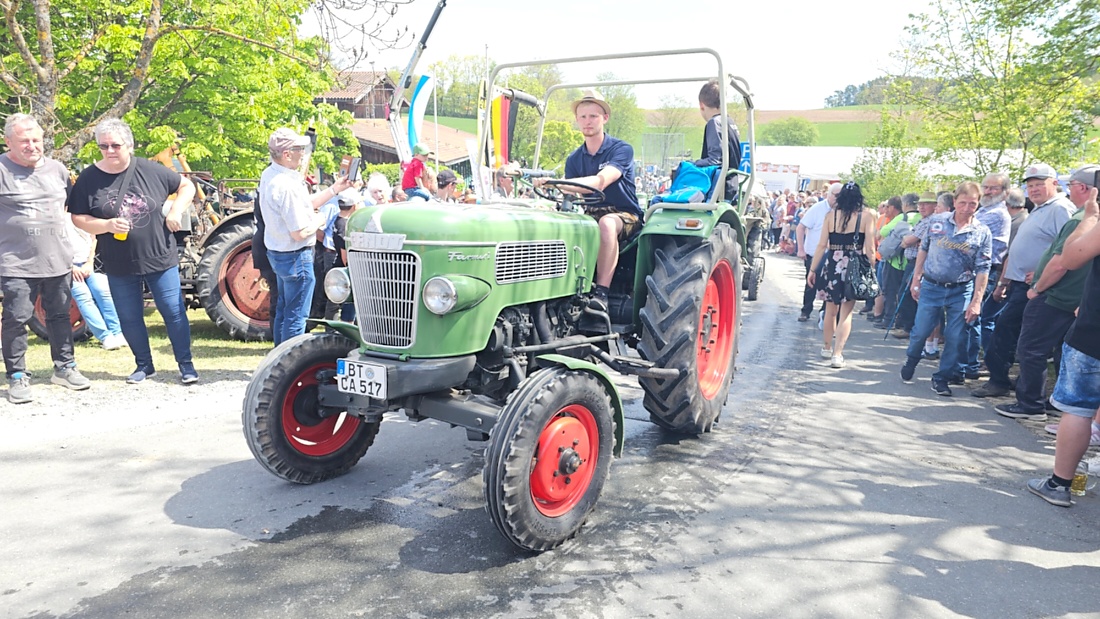 Bulldogtreffen in Kirchenpingarten... die Ausfahrt um 13:30Uhr.
Hunderte Oldtimer-Schlepper nahmen an der Rundfahrt teil.
Zahlreiche Besucher staunten und jubelten den Schleppern und deren Fahrern zu.