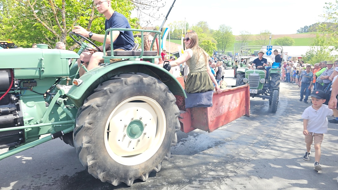 Bulldogtreffen in Kirchenpingarten... die Ausfahrt um 13:30Uhr.
Hunderte Oldtimer-Schlepper nahmen an der Rundfahrt teil.
Zahlreiche Besucher staunten und jubelten den Schleppern und deren Fahrern zu.
