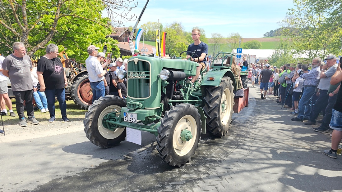 Bulldogtreffen in Kirchenpingarten... die Ausfahrt um 13:30Uhr.
Hunderte Oldtimer-Schlepper nahmen an der Rundfahrt teil.
Zahlreiche Besucher staunten und jubelten den Schleppern und deren Fahrern zu.