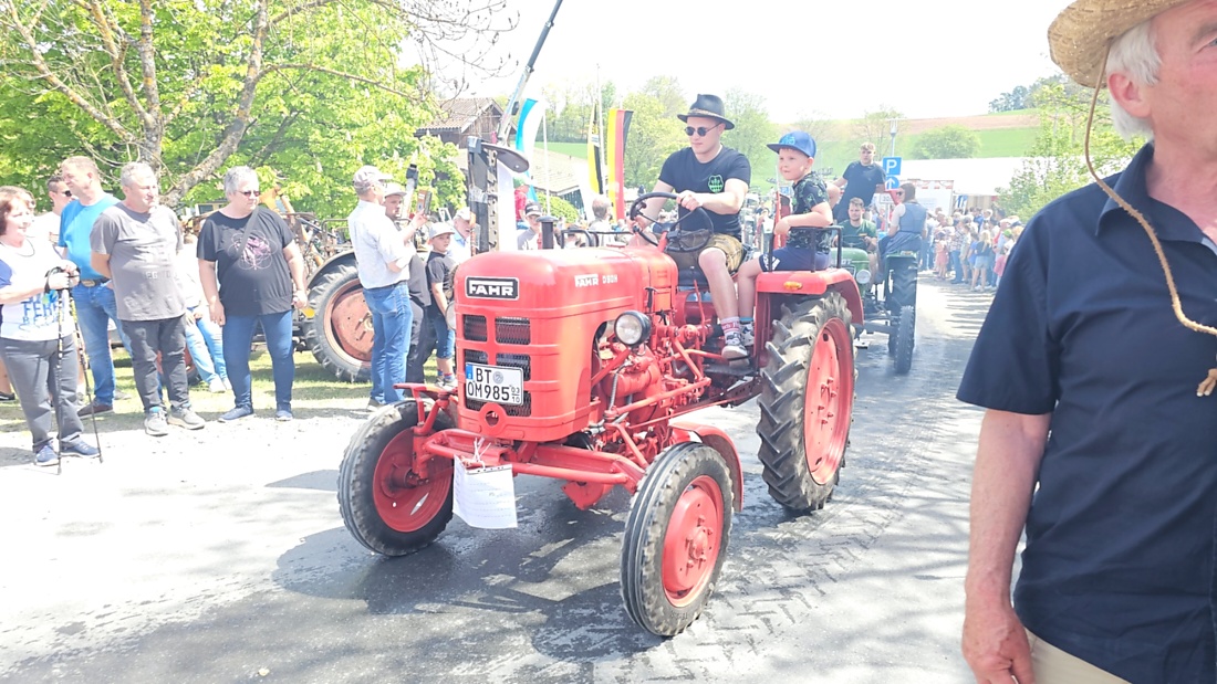 Bulldogtreffen in Kirchenpingarten... die Ausfahrt um 13:30Uhr.
Hunderte Oldtimer-Schlepper nahmen an der Rundfahrt teil.
Zahlreiche Besucher staunten und jubelten den Schleppern und deren Fahrern zu.