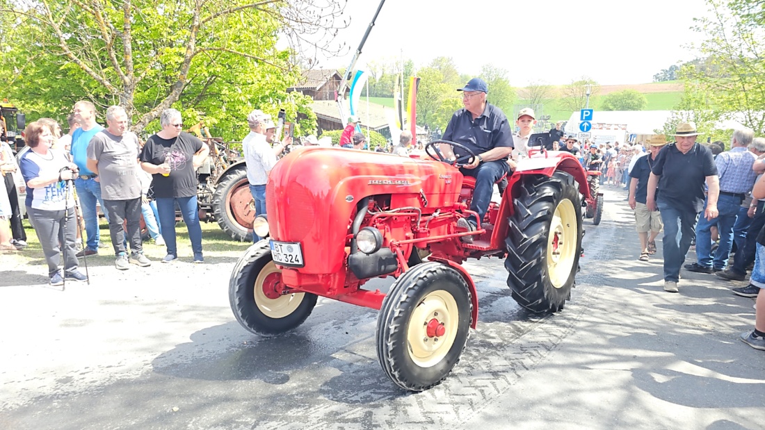 Bulldogtreffen in Kirchenpingarten... die Ausfahrt um 13:30Uhr.
Hunderte Oldtimer-Schlepper nahmen an der Rundfahrt teil.
Zahlreiche Besucher staunten und jubelten den Schleppern und deren Fahrern zu.
