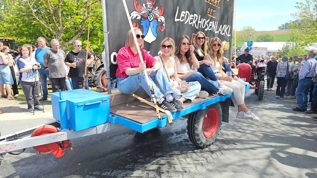 Bulldogtreffen in Kirchenpingarten... die Ausfahrt um 13:30Uhr.
Hunderte Oldtimer-Schlepper nahmen an der Rundfahrt teil.
Zahlreiche Besucher staunten und jubelten den Schleppern und deren Fahrern zu.