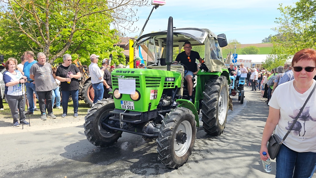 Bulldogtreffen in Kirchenpingarten... die Ausfahrt um 13:30Uhr.
Hunderte Oldtimer-Schlepper nahmen an der Rundfahrt teil.
Zahlreiche Besucher staunten und jubelten den Schleppern und deren Fahrern zu.