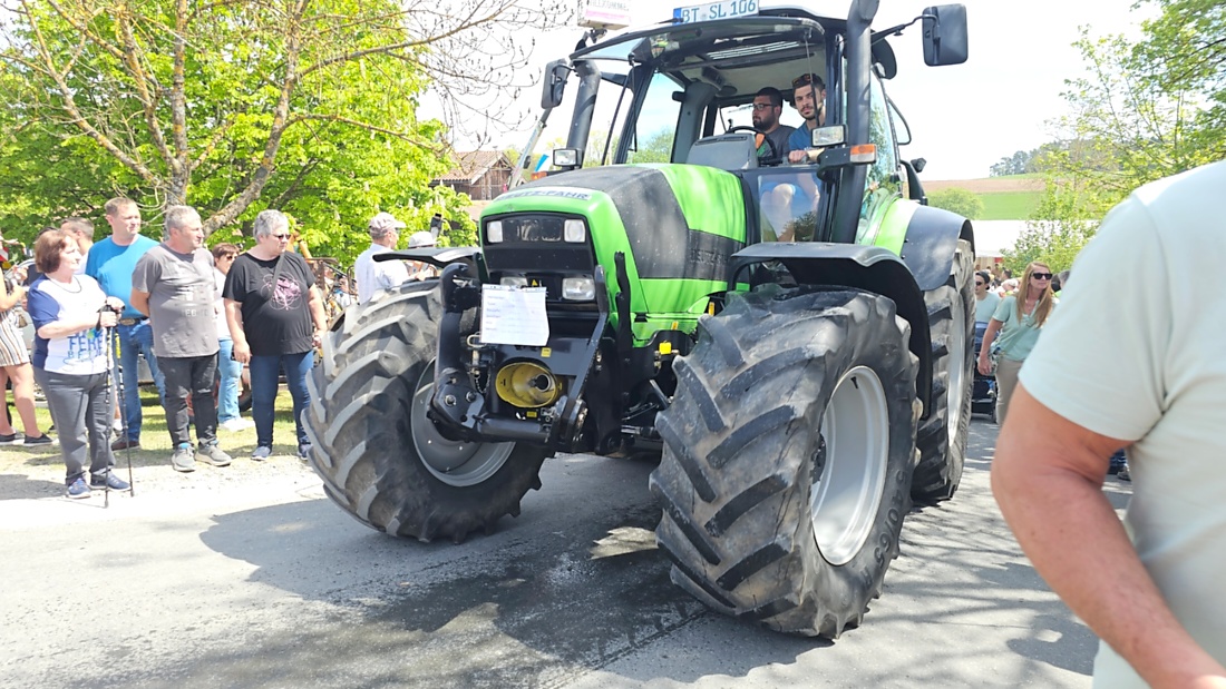 Bulldogtreffen in Kirchenpingarten... die Ausfahrt um 13:30Uhr.
Hunderte Oldtimer-Schlepper nahmen an der Rundfahrt teil.
Zahlreiche Besucher staunten und jubelten den Schleppern und deren Fahrern zu.