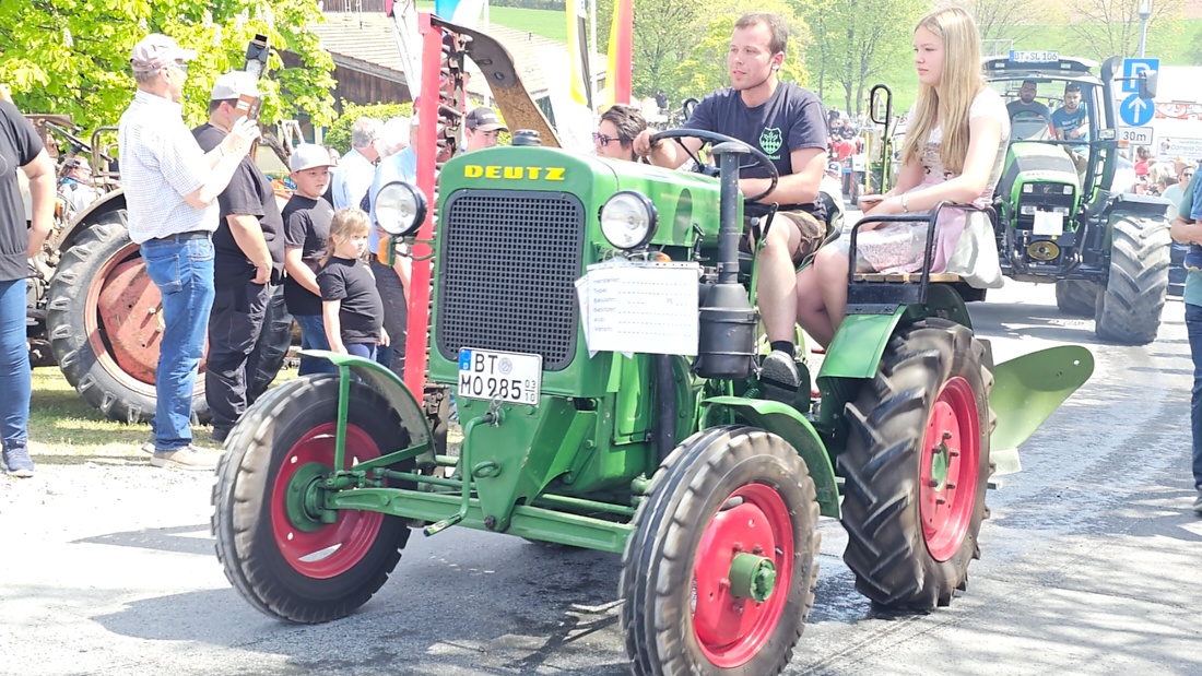 Bulldogtreffen in Kirchenpingarten... die Ausfahrt um 13:30Uhr.
Hunderte Oldtimer-Schlepper nahmen an der Rundfahrt teil.
Zahlreiche Besucher staunten und jubelten den Schleppern und deren Fahrern zu.