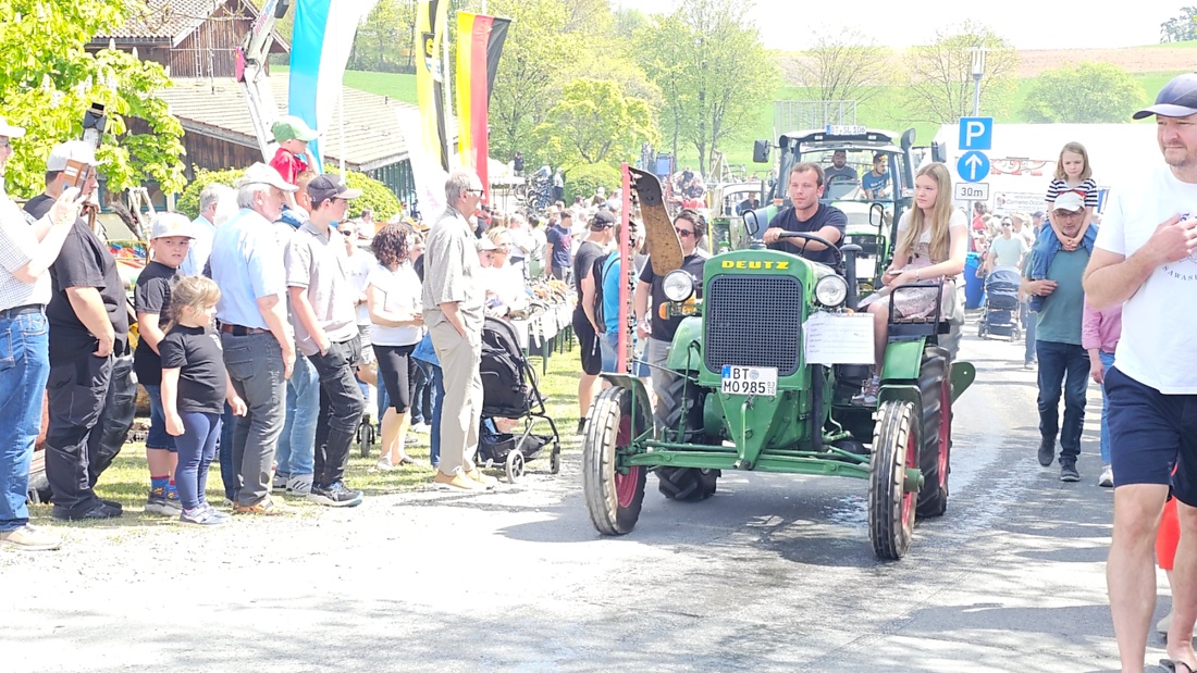 Bulldogtreffen in Kirchenpingarten... die Ausfahrt um 13:30Uhr.
Hunderte Oldtimer-Schlepper nahmen an der Rundfahrt teil.
Zahlreiche Besucher staunten und jubelten den Schleppern und deren Fahrern zu.