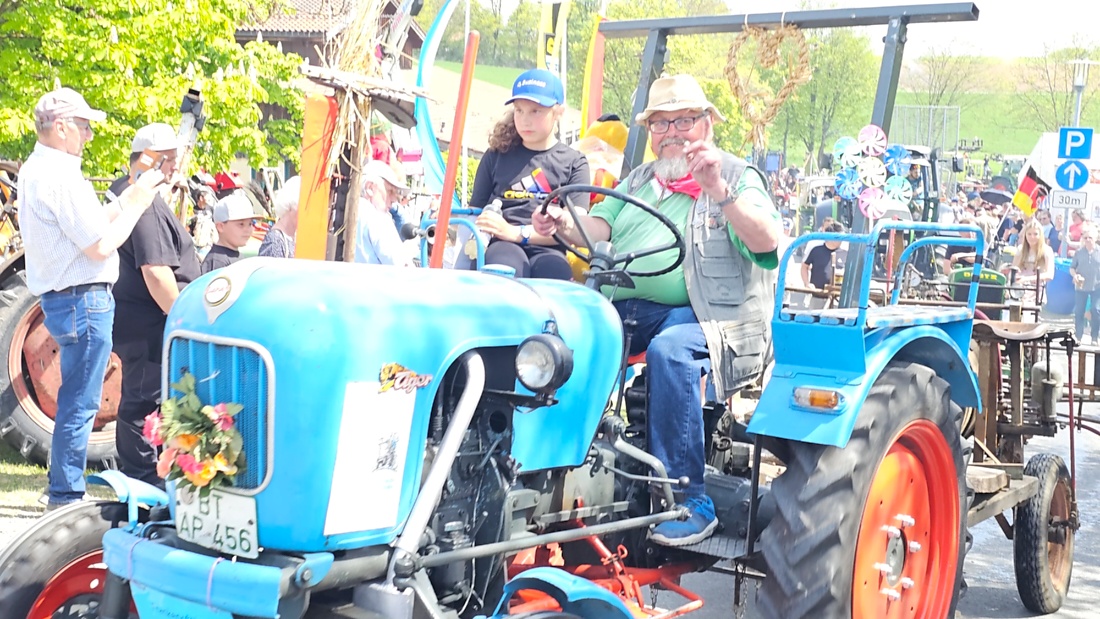 Bulldogtreffen in Kirchenpingarten... die Ausfahrt um 13:30Uhr.
Hunderte Oldtimer-Schlepper nahmen an der Rundfahrt teil.
Zahlreiche Besucher staunten und jubelten den Schleppern und deren Fahrern zu.