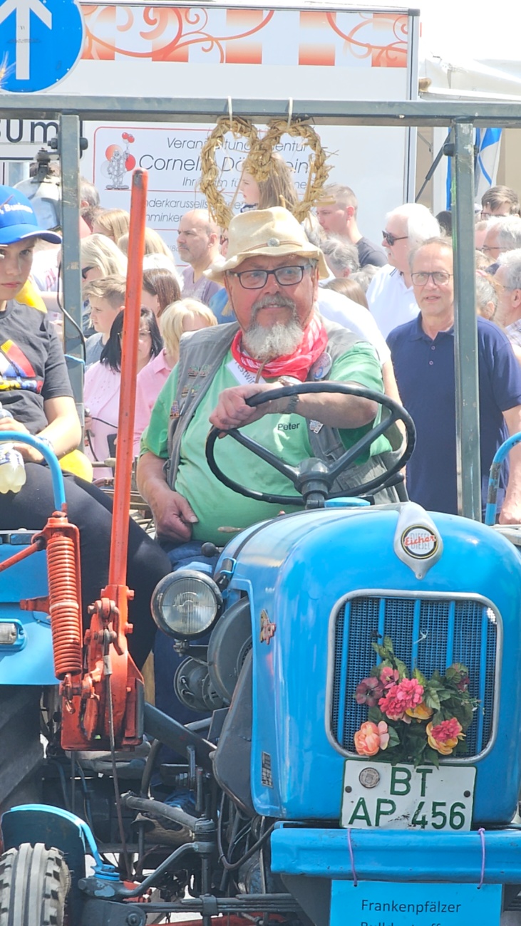 Bulldogtreffen in Kirchenpingarten... die Ausfahrt um 13:30Uhr.
Hunderte Oldtimer-Schlepper nahmen an der Rundfahrt teil.
Zahlreiche Besucher staunten und jubelten den Schleppern und deren Fahrern zu.