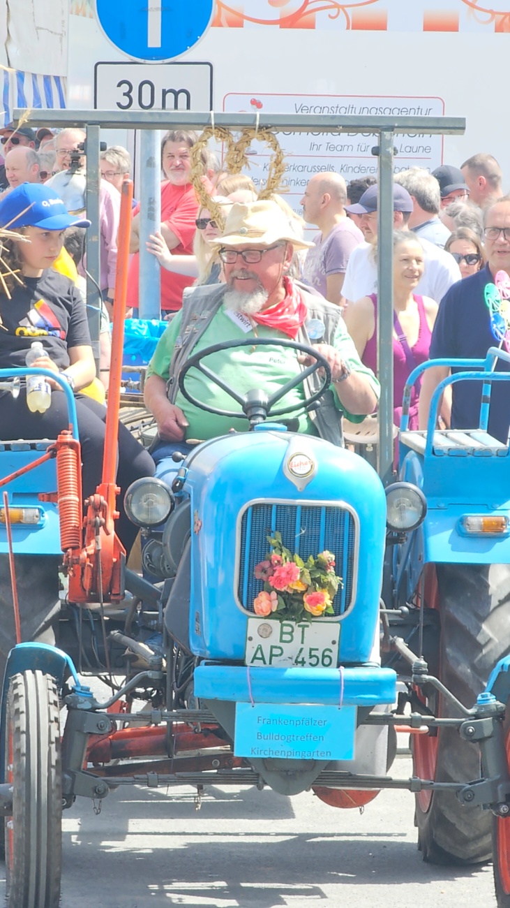 Bulldogtreffen in Kirchenpingarten... die Ausfahrt um 13:30Uhr.
Hunderte Oldtimer-Schlepper nahmen an der Rundfahrt teil.
Zahlreiche Besucher staunten und jubelten den Schleppern und deren Fahrern zu.