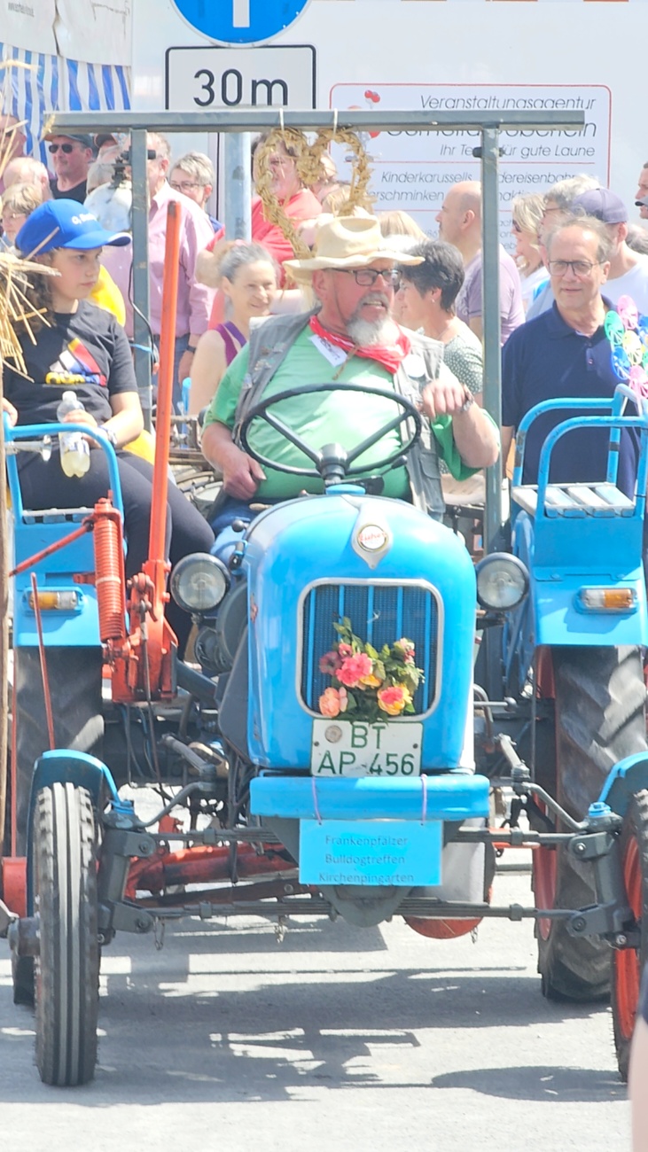 Bulldogtreffen in Kirchenpingarten... die Ausfahrt um 13:30Uhr.
Hunderte Oldtimer-Schlepper nahmen an der Rundfahrt teil.
Zahlreiche Besucher staunten und jubelten den Schleppern und deren Fahrern zu.