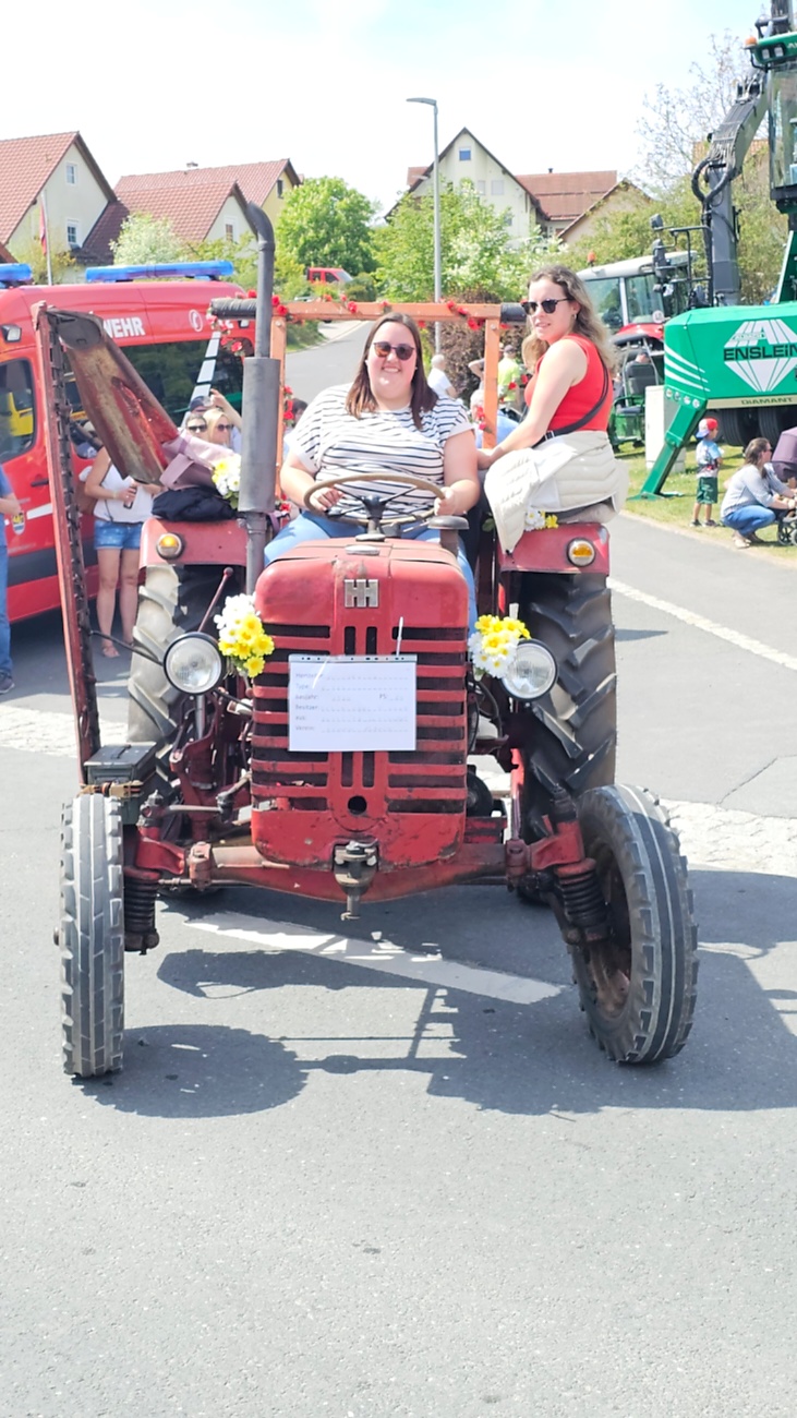 Bulldogtreffen in Kirchenpingarten... die Ausfahrt um 13:30Uhr.
Hunderte Oldtimer-Schlepper nahmen an der Rundfahrt teil.
Zahlreiche Besucher staunten und jubelten den Schleppern und deren Fahrern zu.