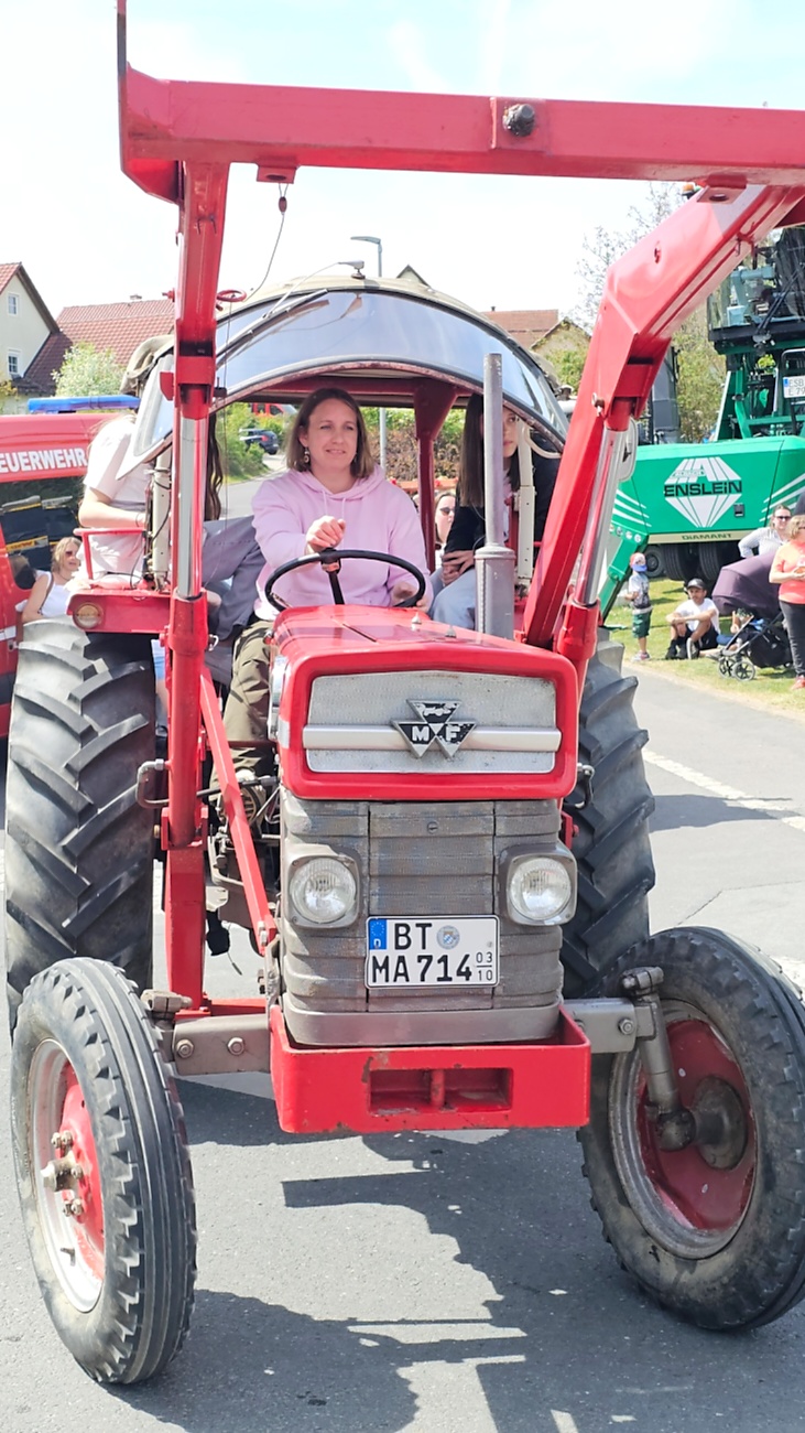 Bulldogtreffen in Kirchenpingarten... die Ausfahrt um 13:30Uhr.
Hunderte Oldtimer-Schlepper nahmen an der Rundfahrt teil.
Zahlreiche Besucher staunten und jubelten den Schleppern und deren Fahrern zu.