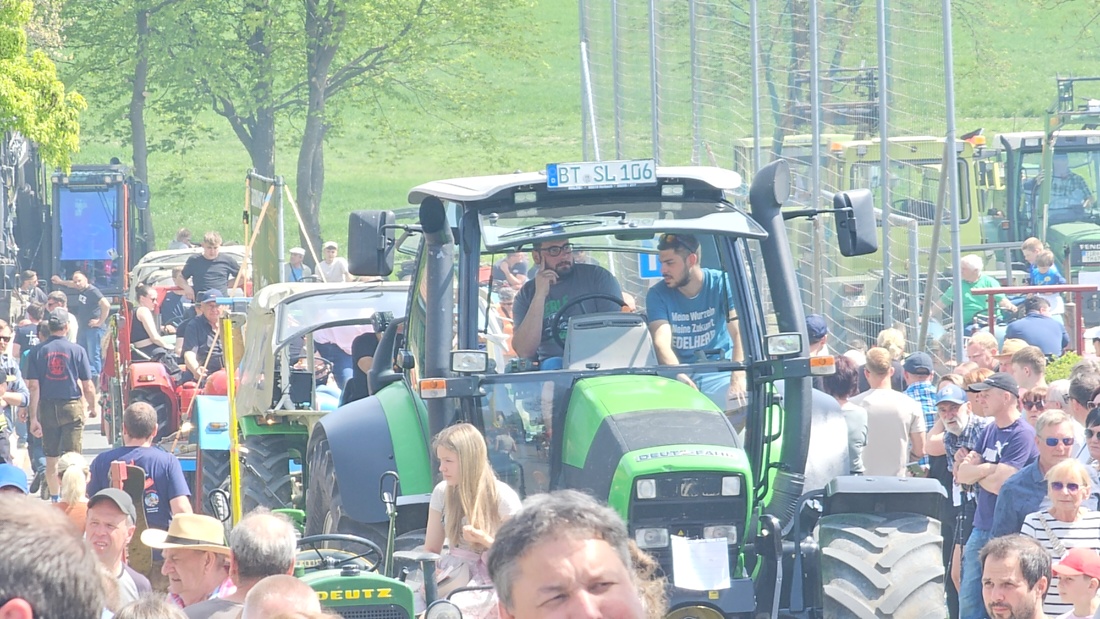 Bulldogtreffen in Kirchenpingarten... die Ausfahrt um 13:30Uhr.
Hunderte Oldtimer-Schlepper nahmen an der Rundfahrt teil.
Zahlreiche Besucher staunten und jubelten den Schleppern und deren Fahrern zu.