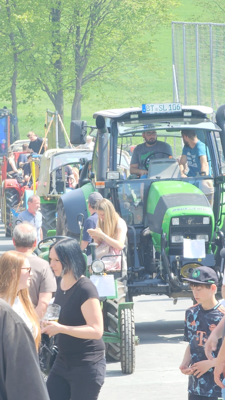 Bulldogtreffen in Kirchenpingarten... die Ausfahrt um 13:30Uhr.
Hunderte Oldtimer-Schlepper nahmen an der Rundfahrt teil.
Zahlreiche Besucher staunten und jubelten den Schleppern und deren Fahrern zu.